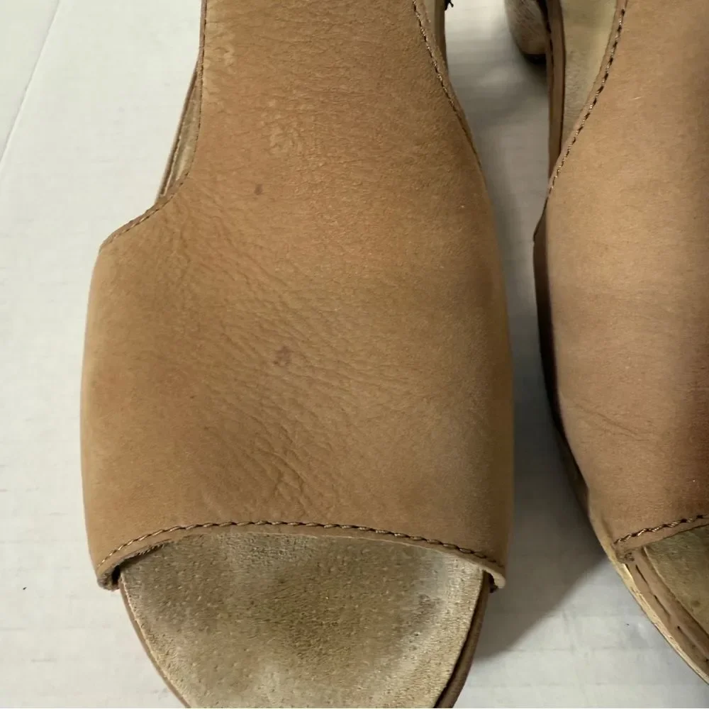 Dansko Womens Laverne Sand Milled Nubuck Suede Sandals Size 9.5-10‎